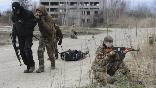 Ukraińscy cywile biorą udział w szkoleniu wojskowym