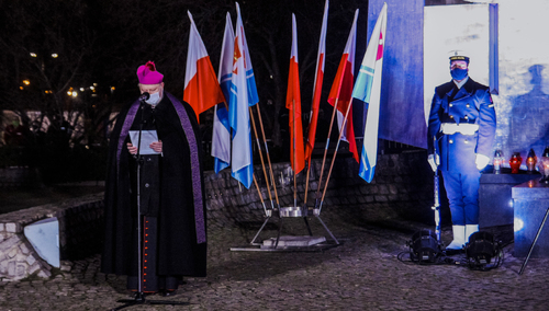 Bp Wiesław Szlachetka przemawiający na obchodach 50. rocznicy Grudnia '70 w Gdyni