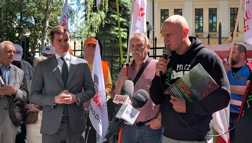 Konferencja prasowa przed siedzibą Trybunału Konstytucyjnego