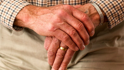 "Jesteście nam wyjątkowo bliscy." Minister rodziny apeluje do seniorów o pozostawanie w domach