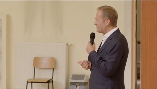 Tusk tłumaczył się z uległości wobec Merkel. „Dlaczego się śmiejecie?” [WIDEO]