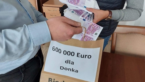 Na drzwiach biur poselskich posłów Platformy zawisły torby Biedronki