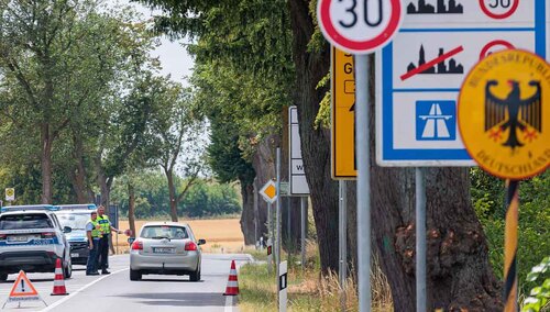 Patrol niemieckiej policji na polsko-niemieckim przejściu granicznym Rosówek-Rosow
