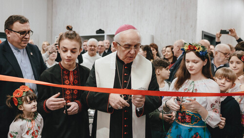abp Wacław Depo dokonuje oficjalnego otwarcia szkoły