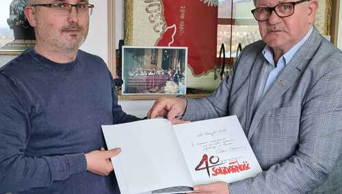 Przew. ZR Tadeusz Majchrowicz wręcza Album 40-lecia " Solidarności " Przewodniczącemu Komisji Zakładowej Przemysławowi Laskowi