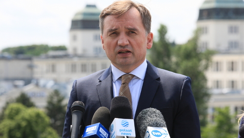 "Nie ma na to naszej zgody". Zbigniew Ziobro dosadnie o kontrowersyjnych zapisach w KPO [video]