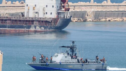 Izraelski okręt marynarki wojennej przepływa obok kontenerowca w porcie Aszdod w Izraelu