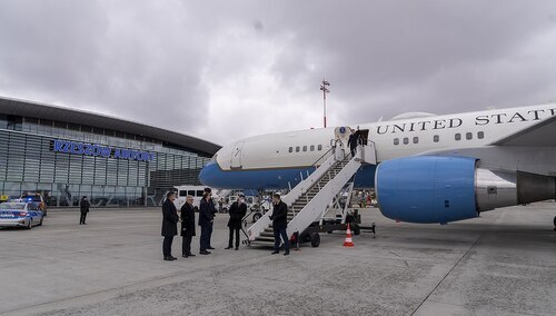 Sekretarz Stanu USA Antony Blinken wysiada z samolotu na lotnisku w Rzeszowie