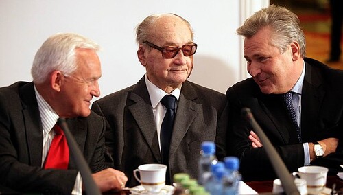 Leszek Miller, Wojciech Jaruzelski i Aleksander Kwaśniewski na posiedzeniu BBN w 2010 r.