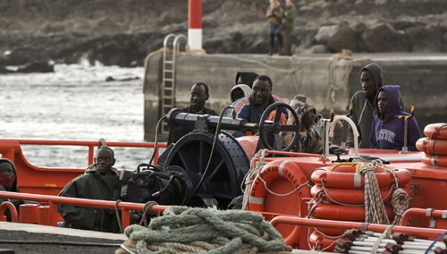 Migranci przybywają do Hiszpanii