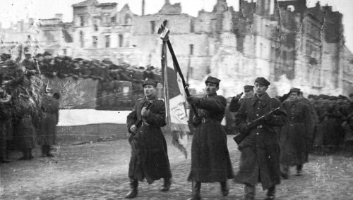 Defilada 1 Armii Wojska Polskiego na ulicy Marszałkowskiej w Warszawie