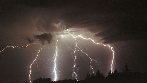 „Gwałtowne burze i silny wiatr”. RCB ostrzega trzy regiony