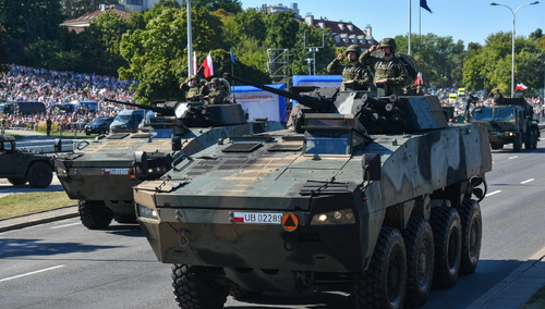 Wozy bojowe "Rosomak" podczas defilady w Warszawie