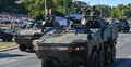 Wozy bojowe "Rosomak" podczas defilady w Warszawie