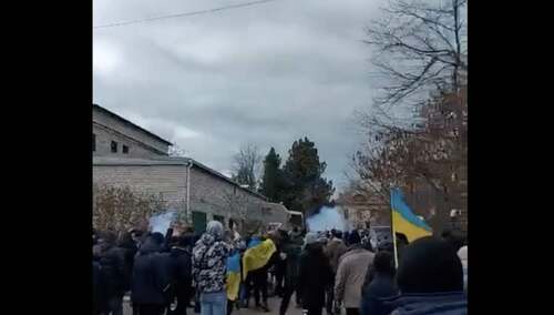 Interfax-Ukraina: Rosjanie otworzyli ogień do protestujących w Nowej Kachowce. Są ranni [WIDEO]