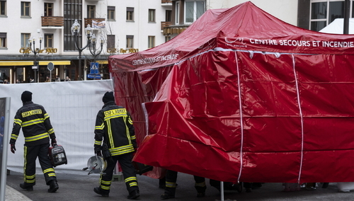 Strażacy opuszczają namiot ochronny przed barem i salonem „Le Constellation”