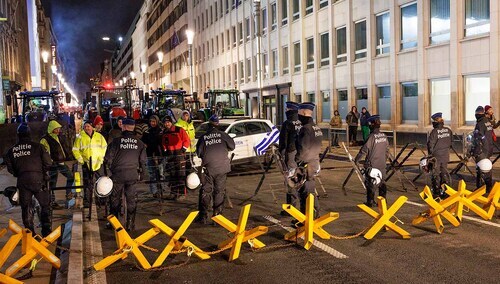 Policyjna blokada podczas protestu rolników w Brukseli