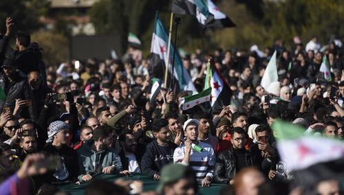 Syryjczycy świętujący obalenie rządów Baszara al-Asada