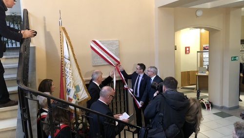 W Pomorskim Urzędzie Wojewódzkim odsłonięto tablicę upamiętniającą strajk pracowników oświaty, służby zdrowia i kultury
