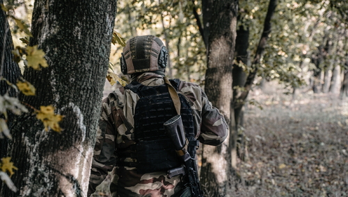 Ukraiński żołnierz w rejonie miasta Bachmut