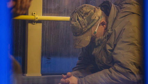 Żołnierz ewakuowany z zakładów Azowstalu