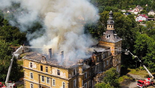Pożar neogotyckiego pałacu w Jelczu-Laskowicach