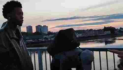 Obcokrajowcy rozmawiający ze strażnikami społecznymi ROG na mości w Słubicach.