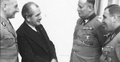 Ferdinand Porsche (drugi od lewej) z oficerami Wehrmachtu