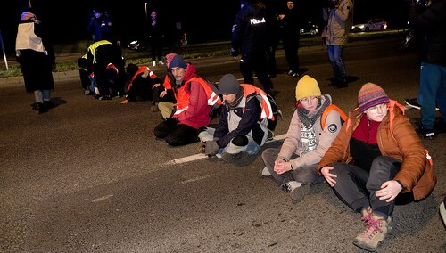 Aktywiści z Ostatniego Pokolenia blokujący ulicę w Warszawie