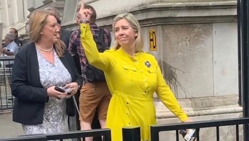Wielka Brytania: Szokujące zachowanie nowej minister edukacji. „Pozdrowiła” tłum środkowym palcem