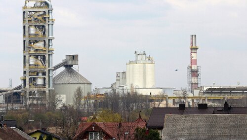 Widok na cementownię z miejscowości Konin
