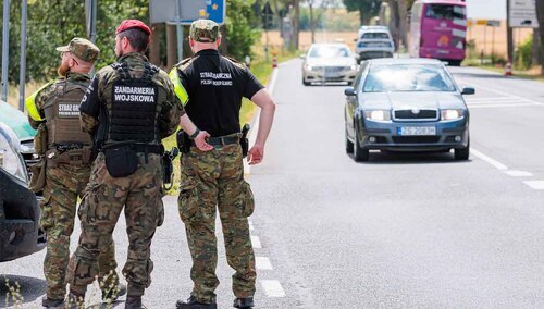 Patrol Straży Granicznej na polsko-niemieckim przejściu granicznym Rosówek-Rosow