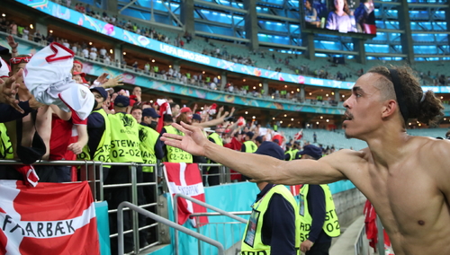 [FOTO] Tak stewardzi na meczu w Baku zwinęli duńskim kibicom tęczową flagę. I to nie koniec