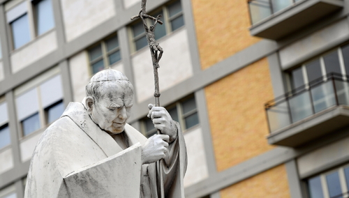 Pomnik Jana Pawła II przed Kliniką Agostino Gemelli