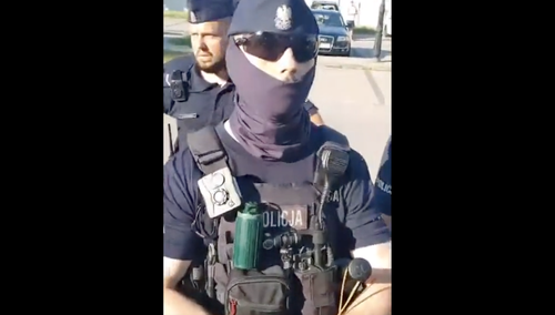 „Będę tu stał. Jesteś piz*ą”. Ostra reakcja policji wobec agresywnego demonstranta po spotkaniu z Kaczyńskim [WIDEO]