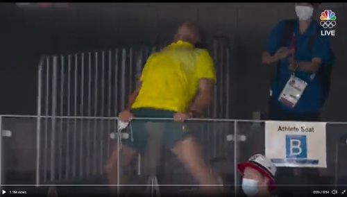 [WIDEO] HIT! Nieopisana radość trenera australijskiej pływaczki. Jego reakcja stała się hitem w sieci