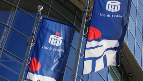 Flagi przed siedzibą centrali PKO Banku Polskiego 