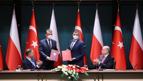 Pilne! Szef MON podpisał umowę na zakup tureckich dronów uderzeniowych Bayraktar TB2