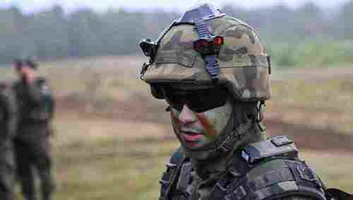 Żołnierz w dotychczasowym typie kamuflażu munduru polowego