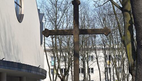 Pomnik Krzyża Nowohuckiego przed Kościołem Najświętszego Serca Pana Jezusa