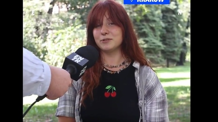 Młoda kobieta wypowiada się na temat chrztu