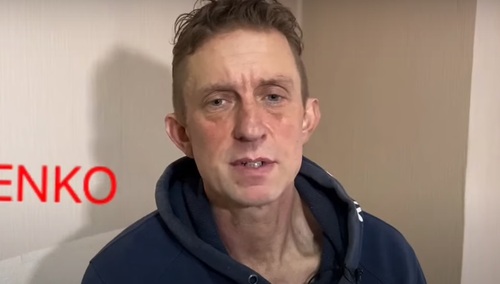 Brytyjski żołnierz dostał się do rosyjskiej niewoli. Rosjanie zmusili go do nagrania filmu