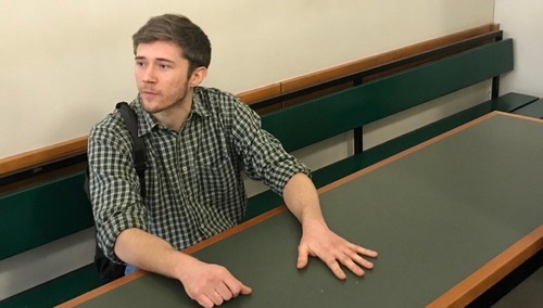 Henning Jeschke przyklejony do sądowego stału