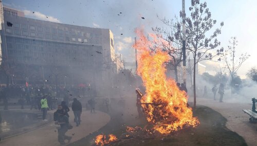 Brutalne zamieszki we Francji. Ponad 150 policjantów rannych