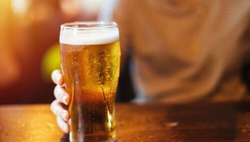 Osoba pijąca piwo (zdjęcie poglądowe)