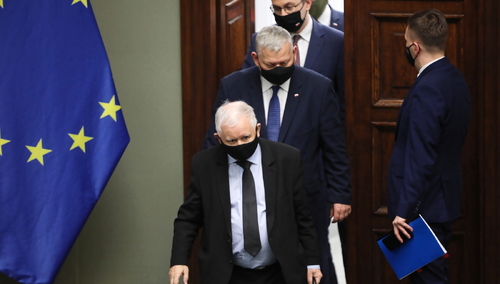Dlaczego Kaczyński przystał na propozycję Merkel? "Rz" o kulisach negocjacji z UE