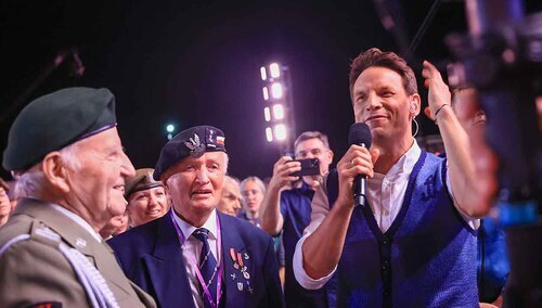 Tomasz Wolny podczas koncertu piosenek powstańczych "Warszawiacy śpiewają (nie)zakazane piosenki"