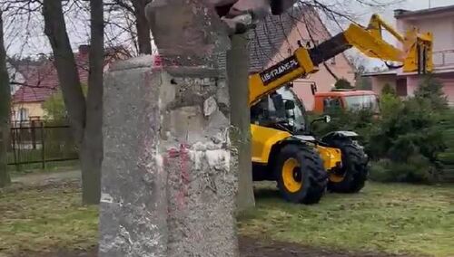 Wyburzanie pomnika czerwonoarmisty