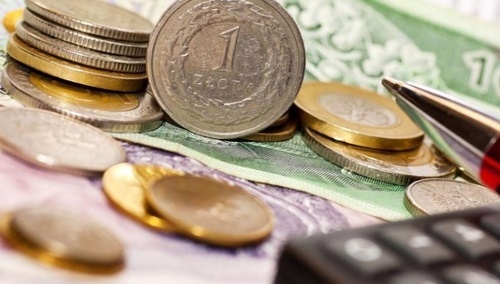 Ceny rosną, Polacy zaciskają pasa. Czy będą prosić o podwyżki? [SONDAŻ]