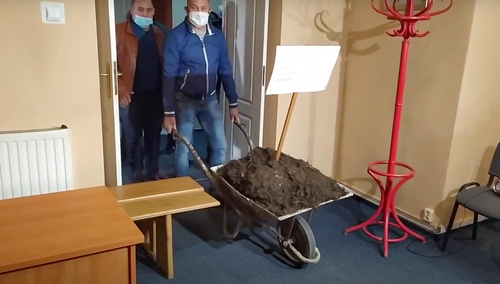 [WIDEO] Obornik w biurze Antoniego Macierewicza. Jest komentarz posła PiS